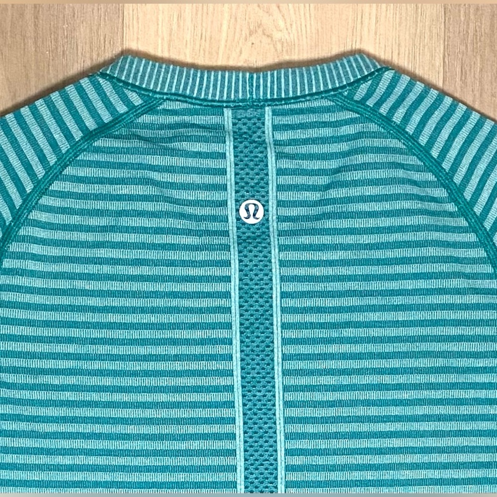 Lululemon Women's Run Swiftly Tech Long Sleeve Blue‎ Striped Thumbhole Shirt 4 - Picture 4 of 7